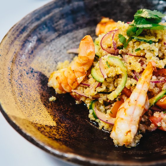 Salát s quinoou a krevetami