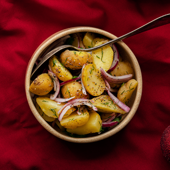 Bramborový salát s červenou cibulí a koprem