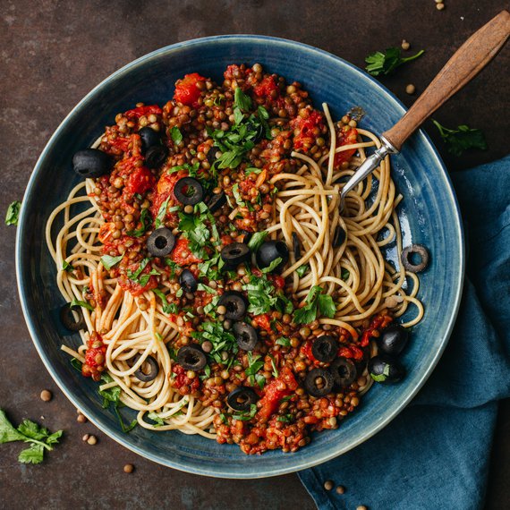 Spaghetti razowe w pikantnym sosie z soczewicy
