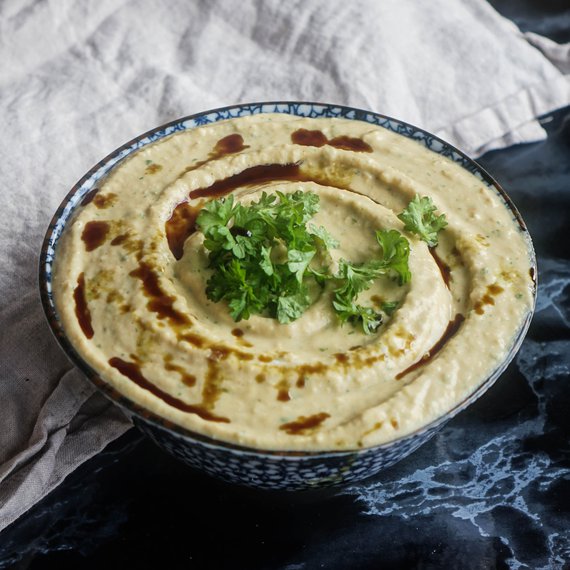 Hummus mit Joghurt und Petersilie