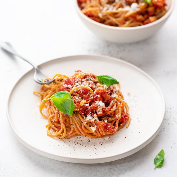 Špagety s rajčatovou omáčkou a sušenou šunkou