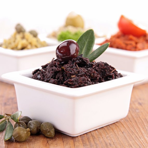 Aufstrich aus schwarzen Oliven