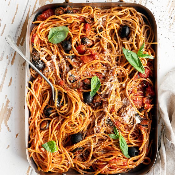 Špagety s rajčatovobazalkovou omáčkou a olivami