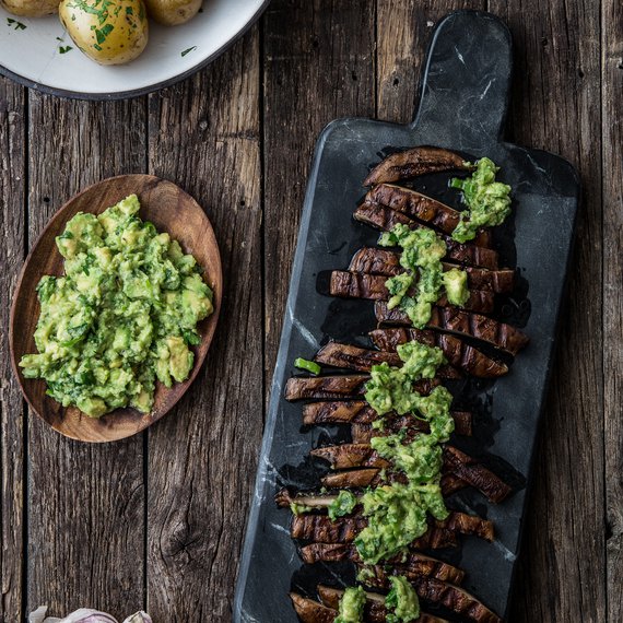 Portobello-Steaks mit Avocado-Soße und Kartoffeln