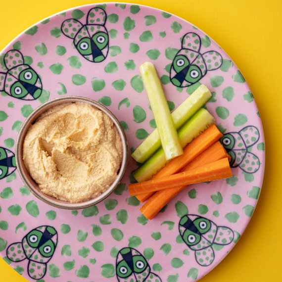 Hummus se zeleninou, ovocem a tousty (1–2 roky)