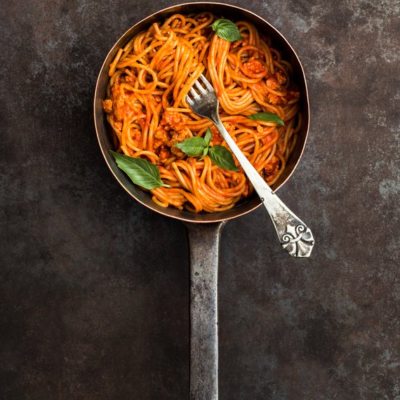 Spaghetti mit Soße aus gebackenen Paprika und Putenhackfleisch