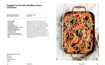 Spaghetti mit Tomaten-Basilikum-Sauce und Oliven