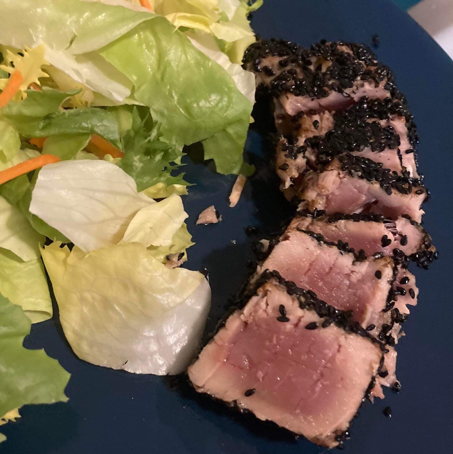 Thunfisch in Sesamkruste mit Salat und Honigdressing - schnelle ...