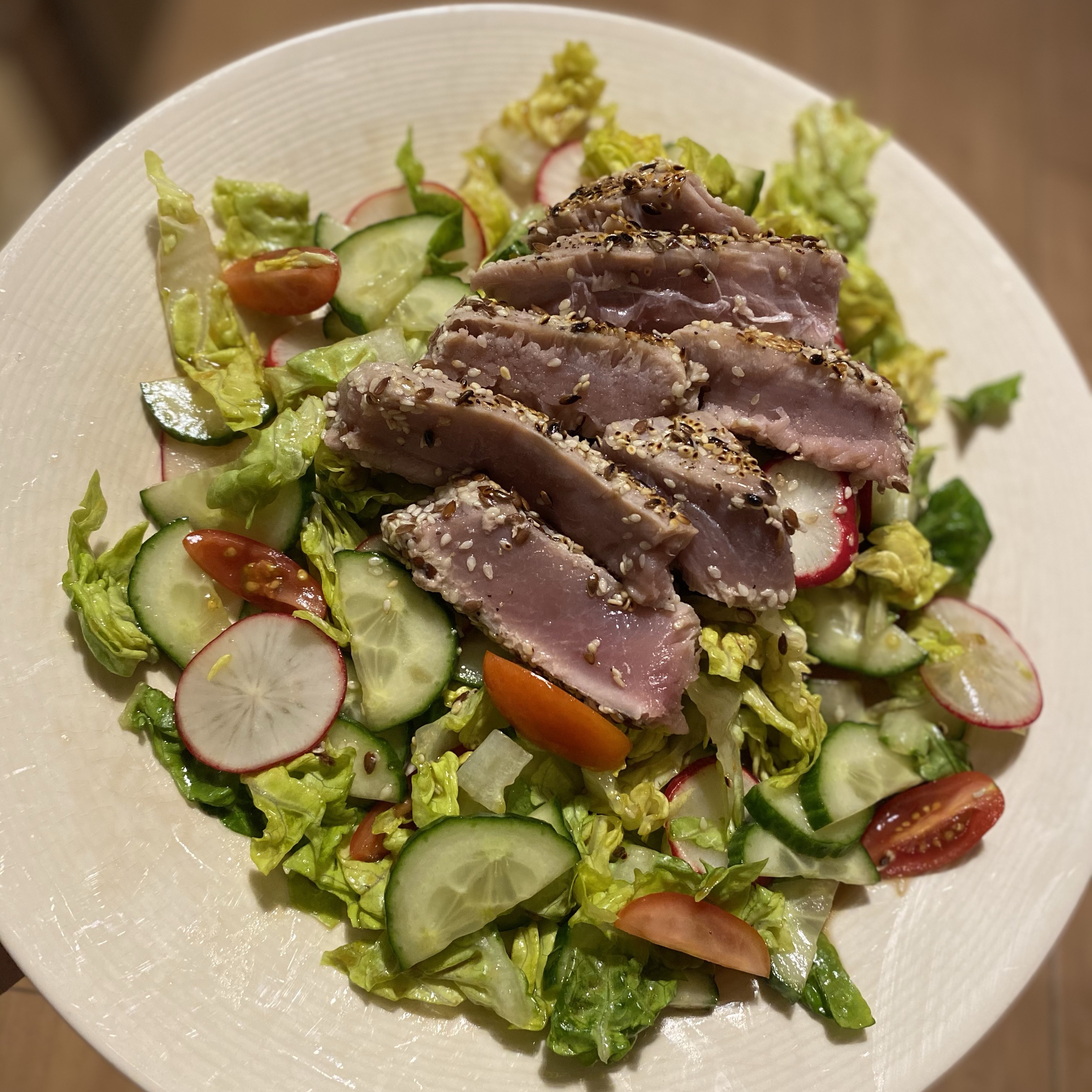 Thunfisch in Sesamkruste mit Salat und Honigdressing - schnelle ...